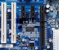 de gauche à droite : PCI, PCI Express 1x, PCI Express 16x